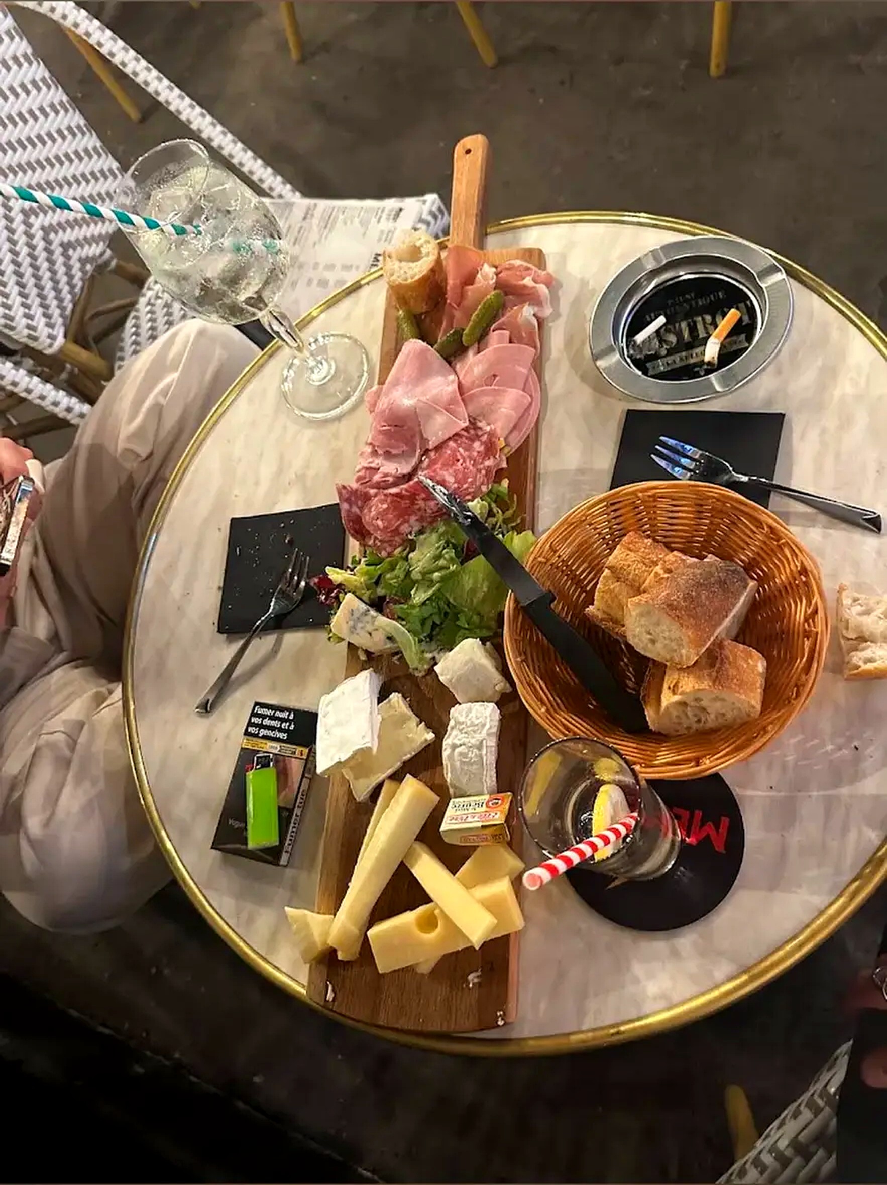 Grande planche de charcuterie, fromages et pain frais en terrasse