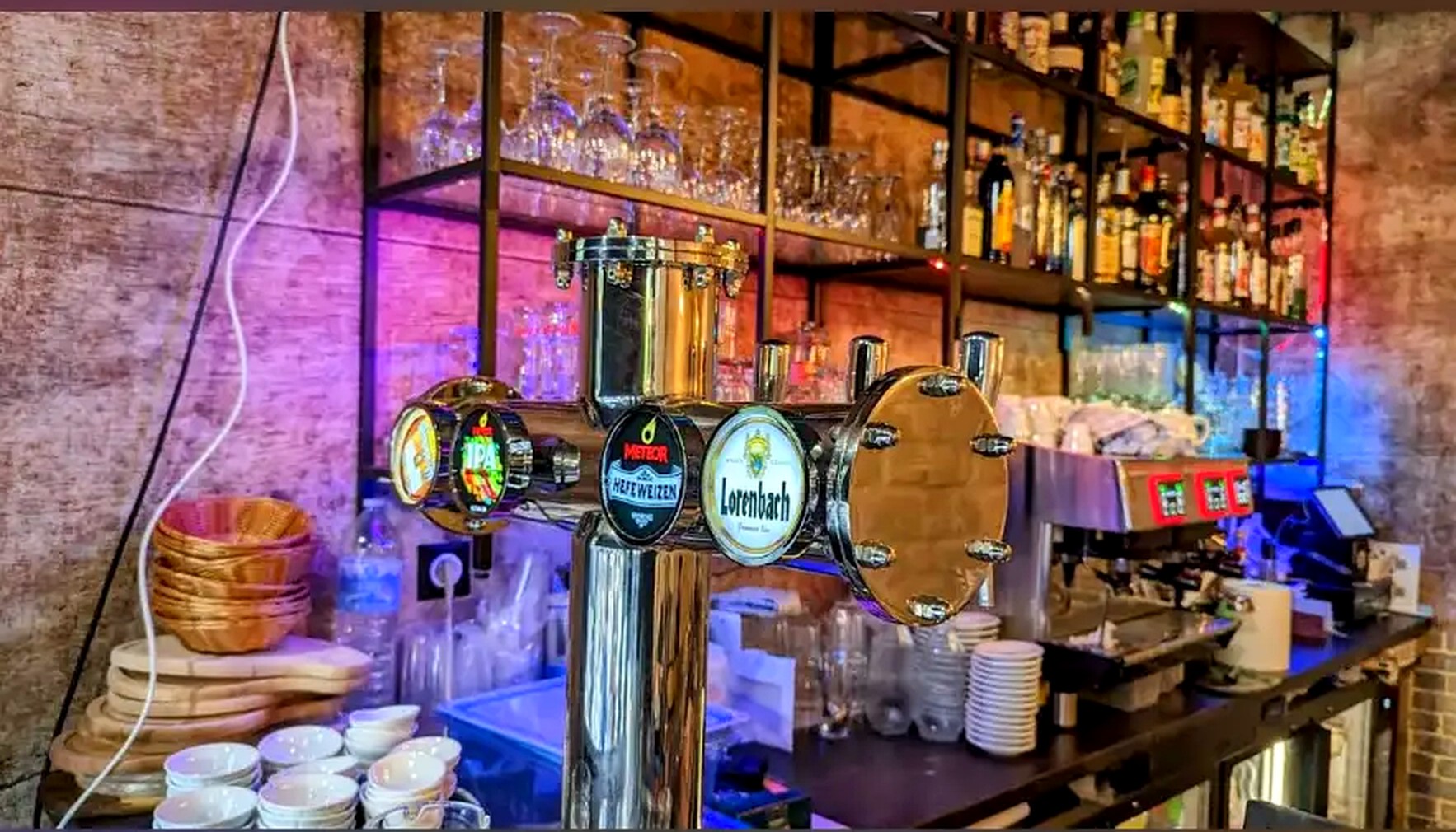 Le comptoir du bar Le 40, ses tireuses à bière et son mur de bouteilles